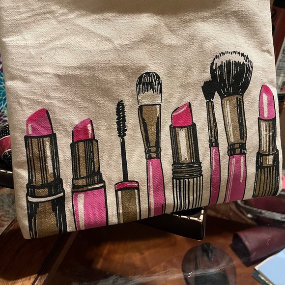 2/$30 Lipstick Pictured Cosmetic lined Canvas bag - Picture 1 of 3